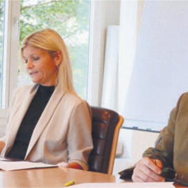 Sparen, bis es wehtut - Sie kennen die Finanzzahlen der Gemeinde bestens: Gemeinderätin Denise Strasser und Bereichsleiter Thomas Laube. Bild: chh