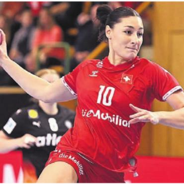 Freiämter Sportler des Jahres - DAPHNE GAUTSCHI (25)
MURI / RÂMNICU VÂLCEA
HANDBALL
Daphne Gautschi wagt den Sprung in eine europäische Top-Liga. Im Sommer wechselt die Rückraumspielerin zu Râmnicu Vâlcea nach Rumänien. Mit dem Schweizer Nationalteam feiert Gautschi erneut historische Erfolge. Einerseits die Qualifikation für die Europameisterschaft 2026, andererseits die erste Teilnahme an einer Weltmeisterschaft. Die Murianerin ist in der Nati eine der grössten Leistungsträgerinnen.
