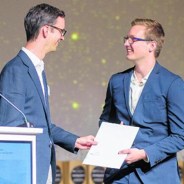 Mit ganz viel Neugier - Mit Abschlussnote 5.7 – Fabian Keusch erhält ein Diplom für den Bachelor in Bauingenieurwesen. Bilder: zg