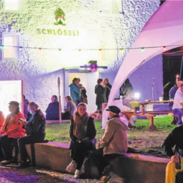 «Kultur im Halbstundentakt» - Schlössli und Sternenplatz sind Dreh- und Angelpunkt des Festivals «Punkt & Halbi». Bild: Archiv
