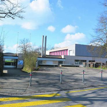 3- oder 2-fach-Turnhalle? - Dass das Schulhaus erweitert werden soll, ist unbestritten. Das Referendum dreht sich um die Frage, wie und mit wie vielen zusätzlichen Turnhallen. Bild: Roger Wetli