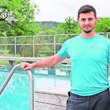 Jung und dynamisch - Ruslan Martianov hatte wenig Vorlaufzeit als Betriebsleiter. Nun ist seine erste Badesaison im Schüwo-Park gestartet. Bild: Monica Rast