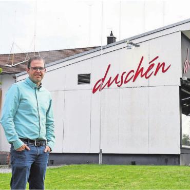 Attraktiv, modern, zeitgemäss - Marco Duschén vor dem bestehenden Firmengebäude, das nun durch einen grosszügigen Neubau ersetzt wird. Bilder: pd / dm
