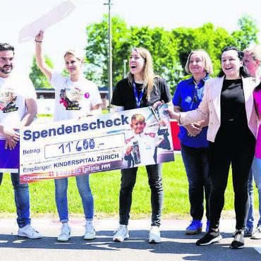 Alle haben gewonnen - Von links: Die bekannte Moderatorin Cyndie Allemann (aus Bremgarten), Daniele und Jennifer Epifanio (Eltern von Elia und Organisatoren), Nora Lüthi (Kinderspital Zürich) und das Team der Global Sepsis Alliance mit CEO Dr. Mariam Jashi. Bilder: racingvisuals.ch