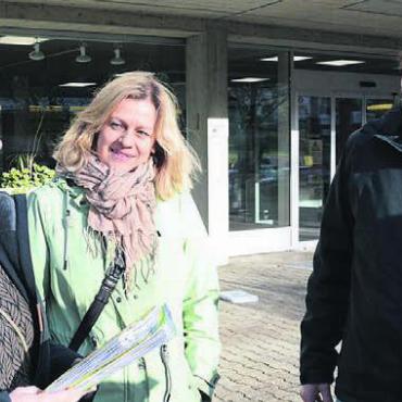 Entscheid gehört vors Volk - Ziel erreicht: Stephanie Dietrich und Franziska Matter übergeben die gesammelten Unterschriften an Marco Häni vom Einwohnerdienst (von links). Bild: chh