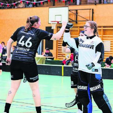 Bremgarten legt vor - Goalie Janina Senteler (rechts) klatscht mit Luana Egger ab. Die Bremgarterinnen siegen, Senteler wird zur besten Spielerin gewählt. Bild: Luca Rey