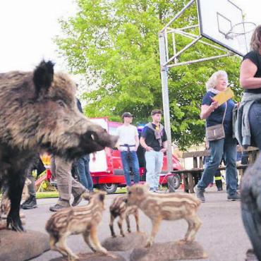 Ein Anlass, der verbindet - Jagd und Feuerwehr waren Themen auf dem Schulhausplatz. Bilder: Thomas Stöckli