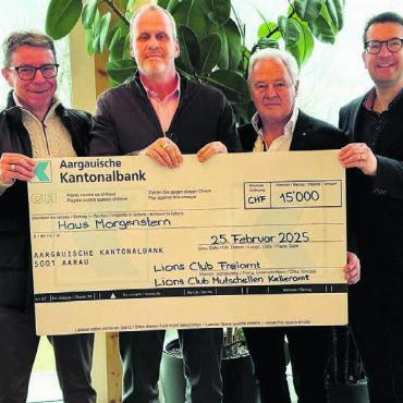 Bestens ausgestattet - Die beiden Lions Clubs spenden an die Institution Haus Morgenstern (v. l.): Michael Keller (Vizepräsident LC Freiamt), Hansruedi Luginbühl (Gesamtleiter Haus Morgenstern), René Hügli (Präsident LC Mutschellen-Kelleramt) und Marco Portmann (Verantwortlich Activity Löwenbeiz, LC Mutschellen-Kelleramt). Bild: zg