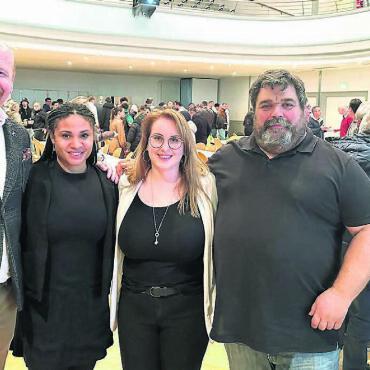 «Jemand muss es ja machen» - Der kleine Vorstand des FC Wohlen, von links: Jürgen Frömberg (Vizepräsident), Isabelle Räss (Marketing), Jasmin Hochstrasser (Anlässe), Miguel Ferrao (Spiko). Bild: Stefan Sprenger