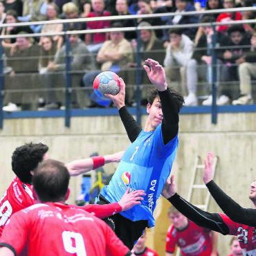 Irgendwie versöhnlich - Die Wohler Handballer und ihr bester Torschütze, Joshua Schmid, brachten die volle Halle in Frick ordentlich ins Zittern. Bild: Jan Gelpke