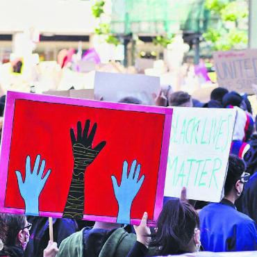 Wie funktioniert Rassismus? - Black Lives Matter (englisch für Schwarze Leben zählen) ist eine transnationale Bewegung, die in den Vereinigten Staaten entstanden ist und sich gegen Gewalt gegen Schwarze beziehungsweise People of Color einsetzt. Sie macht deutlich, dass der Kampf gegen Rassismus noch heute ein Thema ist. Bilder: pixabay/zg