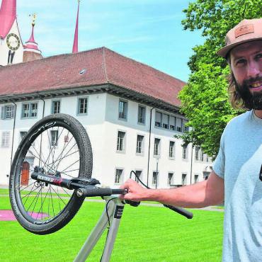 Viel Freude in drei Bereichen - Chris Räbers Leidenschaft fürs Velofahren ist riesig. Dass er nun auf verschiedene Arten davon leben kann, macht ihn sehr dankbar. Bilder: Archiv