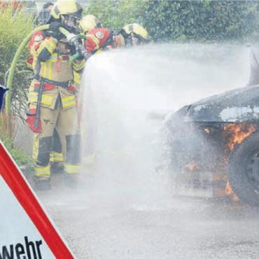 Im Chaos Überblick behalten - Eigentlich schien die Feuerwehr schon alles unter Kontrolle zu haben, als sich plötzlich ein Fahrzeug entzündete.