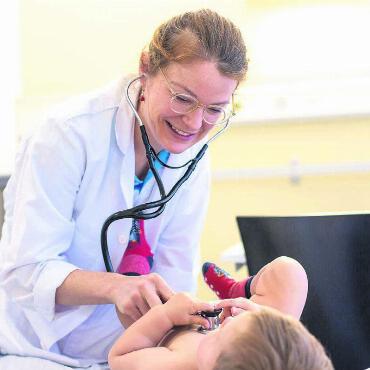 Eine grosse Lücke schliessen - Lilian Suter wurde selbst im Spital Muri geboren und kommt nun als Oberärztin Kinder- und Jugendmedizin zurück nach Muri. Bild: pd