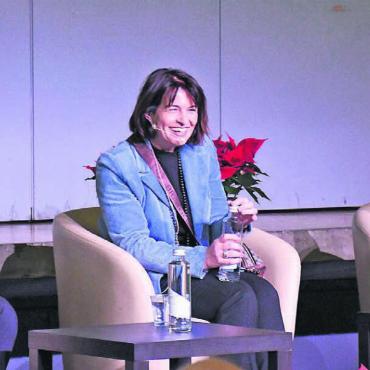 Für die Seele nachhaltig - Angeregte, ernste, aber auch lustige Diskussionen beim Kanti-Talk (v. l.): Monti-Zirkusdirektor Johannes Muntwyler, die ehemalige Bundesrätin Doris Leuthard und Moderatorin Annelis Schröter-Meier. Bild: Daniel Marti