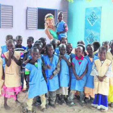Grosse Dankbarkeit erlebt - Die Kinder und Initiantin Marielle Furter freuen sich über den neuen Kindergarten, der dank des Legoprojekts realisiert werden konnte. Bild: zg