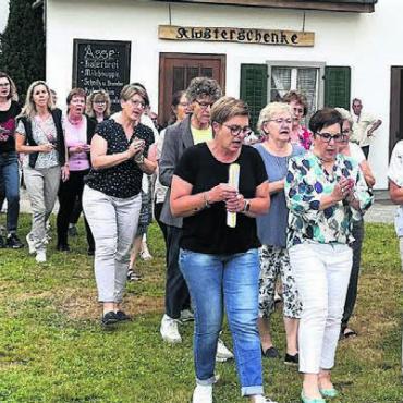 Zu einem Ganzen zusammenfügen - Noch ohne Kostüme: Der Kirchenchor Niederwil beim Einmarsch als Nonnenchor.