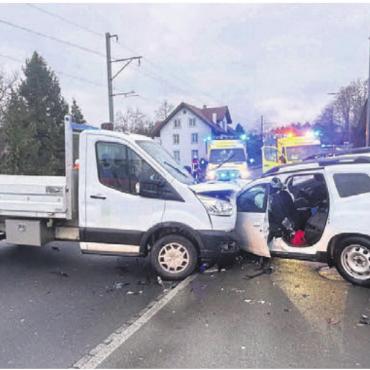 Zwei Verletzte - Der gestohlene Lieferwagen fuhr in einen Personenwagen. Bild: pz