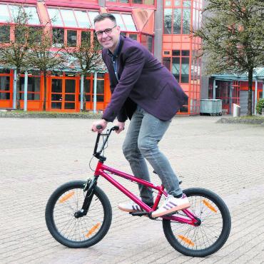 Viel neuer Schwung im Schulsport - Eine der neuen Sportarten, die der Schulsport in Muri anbietet: Martin Schneider auf dem BMX-Bike. Bild: Annemarie Keusch