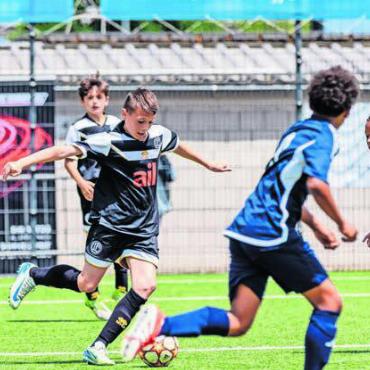 Grosse Pokale für kleine Sieger - Der FC Lugano nahm den weiten Weg aus dem Tessin auf sich, um am Auto Kunz Cup teilzunehmen.