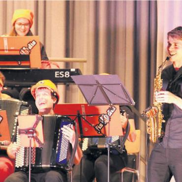 «Oha lätz», was läuft da verkehrt - Stefan Hausherr spielt mit seinem Saxofon das Solo bei «Wicked Wonderland».