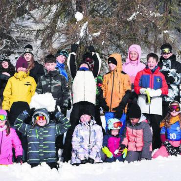 Zeit für eine Zeitreise - Die Zeit im Schnee mit Spiel und Spass lässt die ganze Gruppe strahlen. Bild: zg