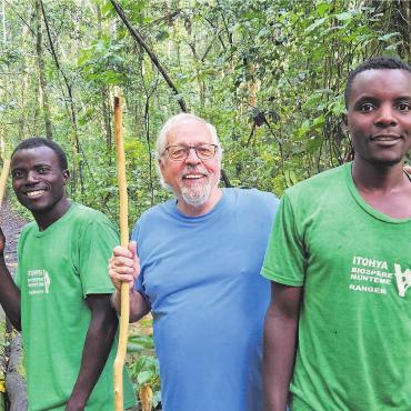 Ein Paradies im Urwald - Der Wohler Herby Wiederkehr mit zwei seiner Ranger im Wald in Uganda.
Bild: Caroline Doka