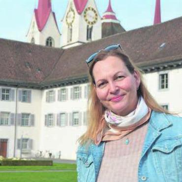 Ein zweites richtiges Daheim - Bernadette Vavricka-Michel vor dem Kloster Muri. Bild: ake