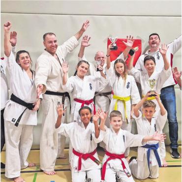 So viele wie noch nie - Die Delegation des Karate-Clubs Anglikon. Bild: zg