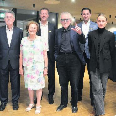 Fast ein Familientreffen - Ein Schnappschuss fürs Album der Familien Meier und Schürmann (von links): Christoph, Peter, Margrit und Urs Schürmann, Stargast Dieter Meier, Adrian Schürmann, Eleonore Meier und Werner Ladinig, Geschäftsführer von Ojo de Agua. Bilder: Chregi Hansen