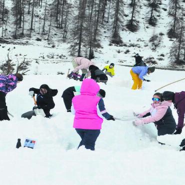 Schiffstaufe als Höhepunkt - Fleissig wird an einem Iglu gebaut, in dem die Schülerinnen und Schüler übernachten können. Bild: zg