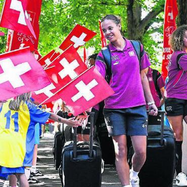 Der EM-Höhepunkt beginnt - Ankunft des Schweizer Nationalteams im Hotel Seepark in Thun. Shootingstar Iman Beney (links, gerade zu Manchester City gewechselt) und die Murianerin Alayah Pilgrim klatschen mit den Fans ab. Bild: Freshfocus