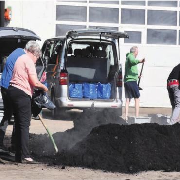 Power für den Garten - Rund 300 Kubik Kompost werden für den Komposttag bereitgestellt. Am Ende des Tages ist dieser von den über 300 Abholern in diverse Gebinde für den eigenen Garten abgefüllt. Bilder: Monica Rast