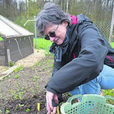 Im Gartenparadies - Für Edith Rink ist die Gartenarbeit ein schöner Ausgleich zum Beruf.