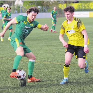 Brisantes Spitzen-Derby - Roger Pfyl (FC Mutschellen, links) bittet den FC Muri zum Tanz. Bild: Archiv