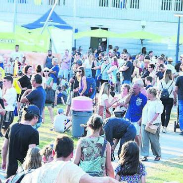 Wohlen wird zur Festhütte - Das Jugendfest 2022 fand erstmals im Schüwo-Park statt. Nun kann sich Wohlen auf eine Neuauflage am gleichen idealen Ort freuen. Bilder: Archiv