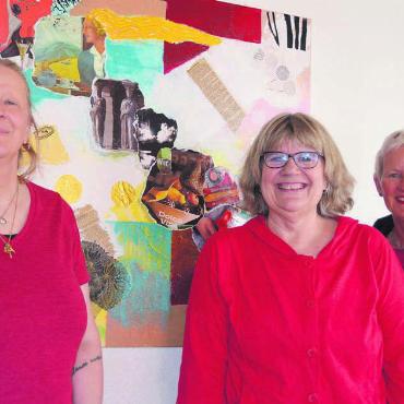 Die kreative Kraft der Frauen - Der Aargauische Katholische Frauenbund feiert mit der Ausstellung in Bremgarten auch die Vielfalt der weiblichen Kunst: (v. l.) Sandra Blasucci (Vizepräsidentin), Vorstandsmitglied Evelyne Wernli und Pia Viel (Präsidentin) vor dem Gemälde der Frauengemeinschaft Rudolfstetten. Bild: Sabrina Salm