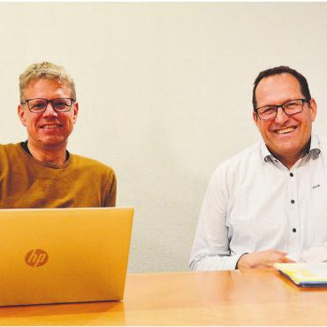 Letzter Advent ohne Sterne? - Gemeindeammann Simon Zubler (links) und Gemeindeschreiber Frank Koch informieren über die Traktanden. Bild: Annemarie Keusch