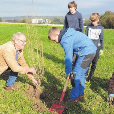Neue Lebensräume schaffen - Kurt Notter, Präsident des Trägervereins, freut sich über den Arbeitseifer der Schüler und Schülerinnen. Bilder: Chregi Hansen