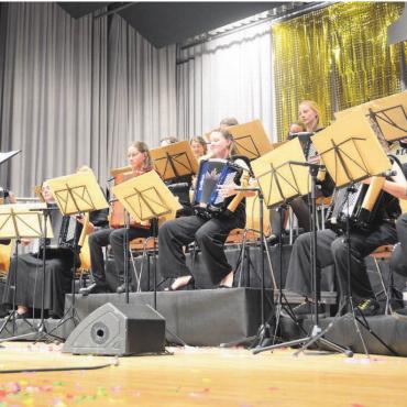 Für jedes Jahr ein besonderes Lied - Unter der Leitung des neuen Dirigenten Adrian Heimgartner wusste das Akkordeonorchester das Publikum zu begeistern. Umgekehrt freuten sich die Musiker und Musikerinnen, erstmals vor ausverkauften Rängen spielen zu können. Bild: Chregi Hansen