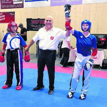 Wohler Dominanz - Die Sarmenstorferin Jana Luongo (rechts) feiert einen ihrer Siege. Insgesamt gewann das Mitglied von Kickboxing Wohlen in drei Kategorien. Bild: zg