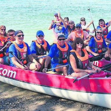 Ein weisser Fleck weniger - Gut gelaunt: Die Hermi Fitler auf Paddelreise auf dem Bodensee. Bild: zg