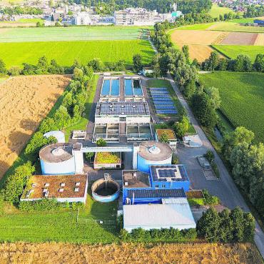 Gut aufgestellt für Zukunft - Auf einem aktuellen Drohnenfoto wird die Abwasserreinigungsanlage (ARA) im Blettler anschaulich präsentiert. Acht Gemeinden mit rund 34 000 Einwohnern vertrauen auf die zuverlässige Arbeit in der ARA des Abwasserverbands Region Wohlen. Bilder: Richard Gähwiler / zg