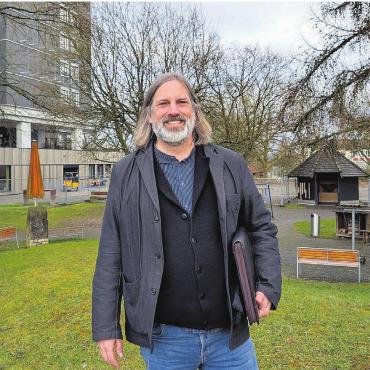 Für alle fünf Sinne - Marcel Heeg im Sinnesgarten. Für den pädagogischen Leiter der St. Josef-Stiftung ist er ein zentrales Puzzlestück im Alltag, der bei den Klienten für Abwechslung und Freude sorgt. Das Projekt ist ihm daher auch ein Herzensanliegen. Bilder: Marco Huwyler