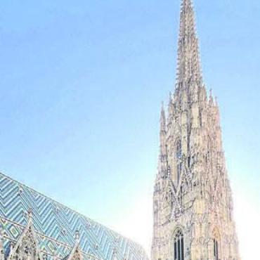 Roadtrip mit Hund und Freund - Daphne Gautschi aus Muri und ihr Freund Kevin Goettling sind mit Hund Jenna 2000 Kilometer von Frankreich nach Rumänien gefahren. Von links: Die Domkirche St. Stephan in Wien, der Eiffelturm in Paris und beim Schloss in Budapest. Mittlerweile ist der Roadtrip zu Ende und Gautschi bei ihrem neuen Verein in Rumänien angekommen.