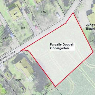 Auftakt zum neuen Schulstandort - Gleich neben dem Jungwacht-und-Blauring-Haus an der Lindenbergstrasse: Der Standort für den neuen Doppelkindergarten Farn ist laut Gemeinderat gut geeignet. Bild: zg