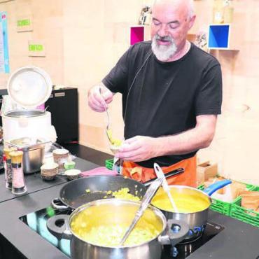 Ganz easy zu gesunder Ernährung - Beim Kochen ist der Villmerger im Element und probiert gern Neues aus.