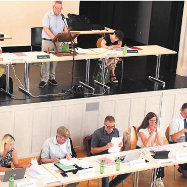 Kontinuität oder Trendwende? - Der Wahlherbst bringt Veränderungen im Einwohnerrat und im Gemeinderat: Arsne Perroud (in der Mitte des Gemeinderatstischs) und Roland Vogt (rechts) liefern sich ein Duell um den Job des Gemeindeammanns. Bild: Archiv/dm