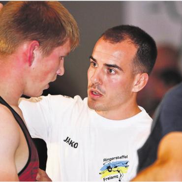 Es braucht Überraschungen - Trotz Verletzung ganz nahe beim Team und bei jedem Kampf dabei: Randy Vock. Bild: awa