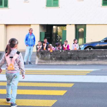 4265 Lenker zu schnell unterwegs - Regionalpolizisten sensibilisieren Kinder auf dem Schulweg. Im Bereich von Schulanlagen wird leider oft zu schnell gefahren. Bild: zg